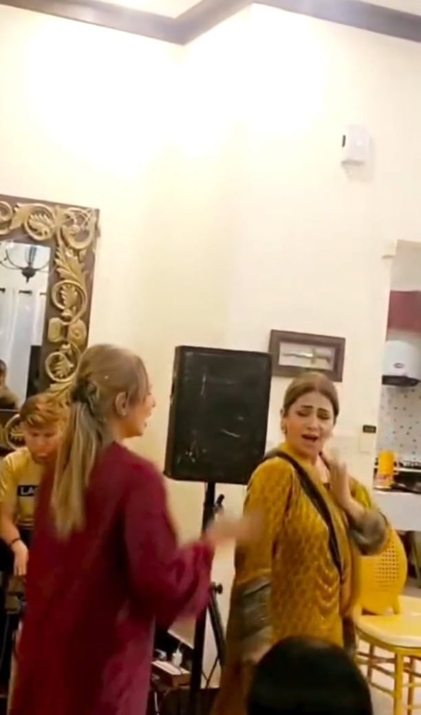 عنبر خان اور صباحت بخاری کے عید پر ڈانس پر تنقید