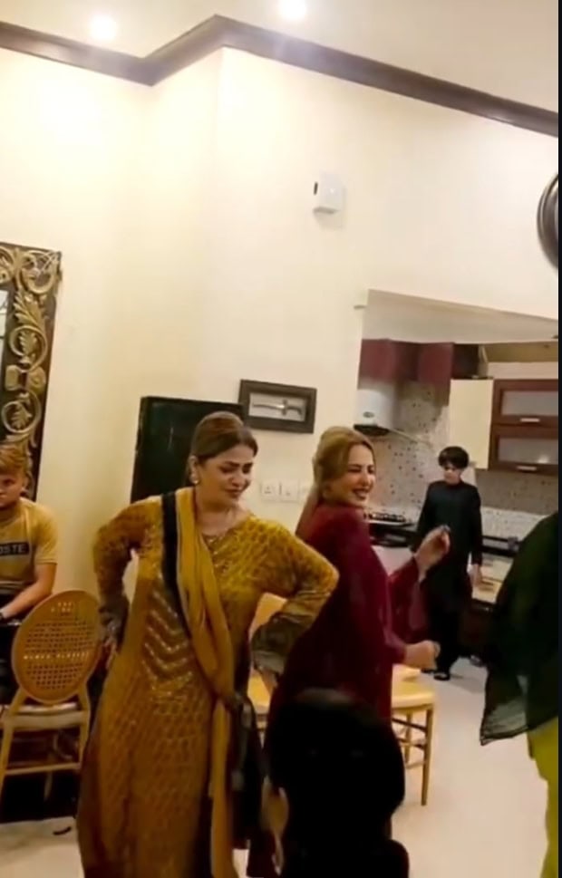 عنبر خان اور صباحت بخاری کے عید پر ڈانس پر تنقید