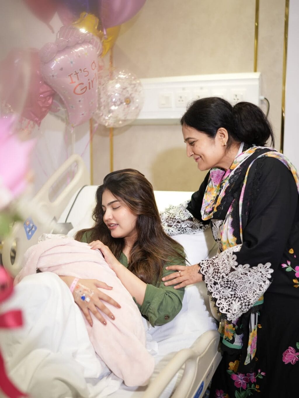 پاکستانی ستاروں نے مدرز ڈے پر میٹھے پیغامات شیئر کیے۔