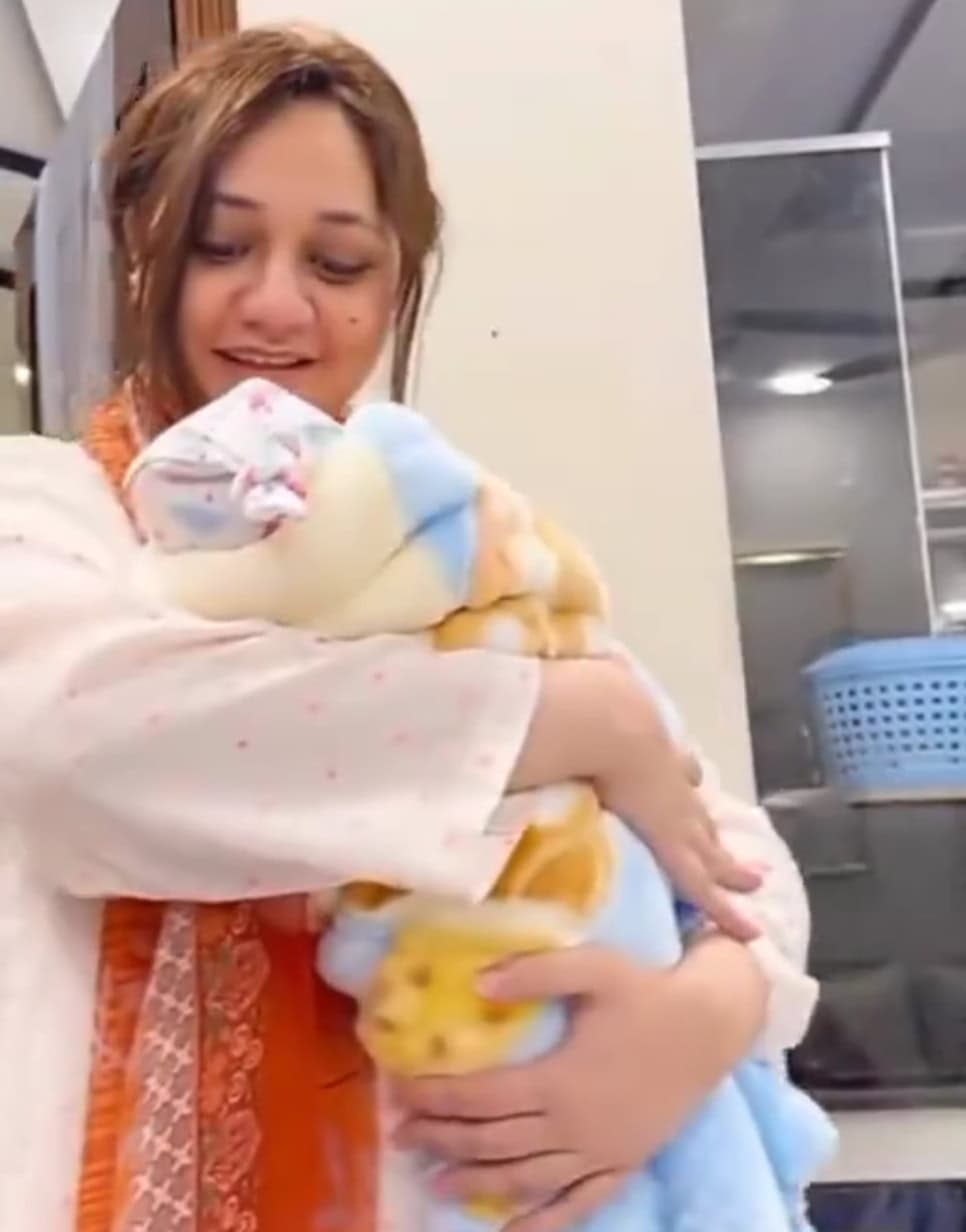 غزل جواد رجب بٹ کے بیٹے کیون سلطان کے بارے میں بات کرتے ہوئے رو رہی ہے۔