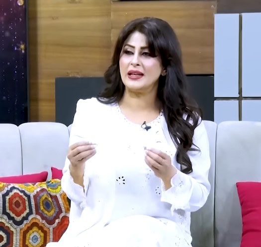 فلم اسٹار لیلیٰ نے اپنی چمکیلی جلد کو تسلیم کیا۔