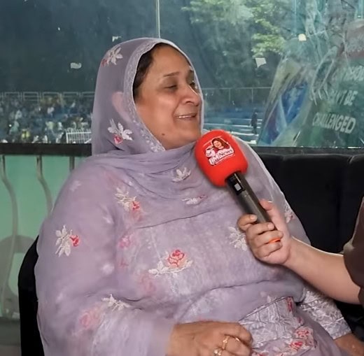 رجب بٹ کی والدہ نے ایمان کے تنازع پر اپنا ساتھ دیا۔