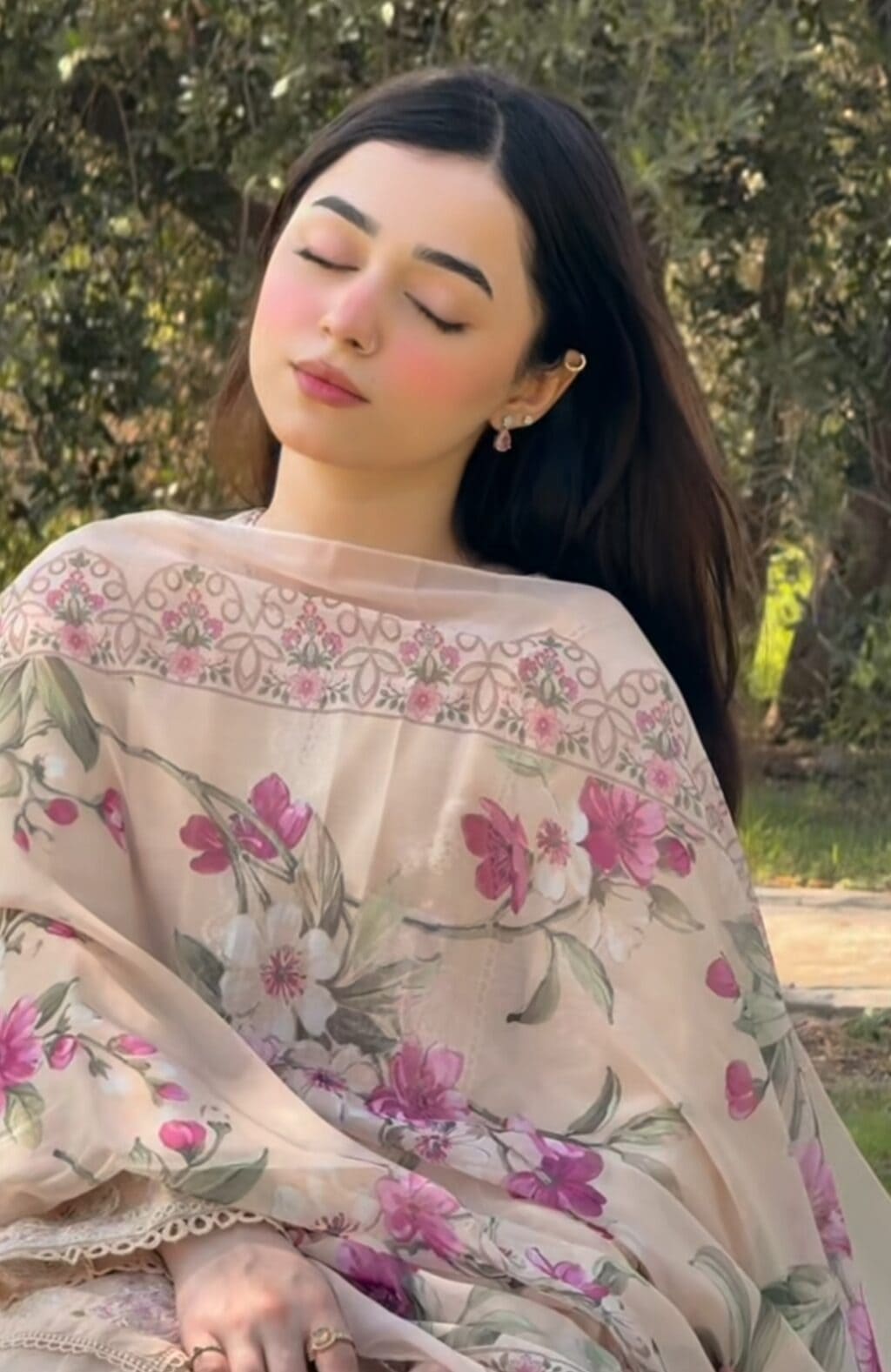 زنجیرین سے شیریں کون ہے؟ زنجیریں سے شیریں کون ہے؟