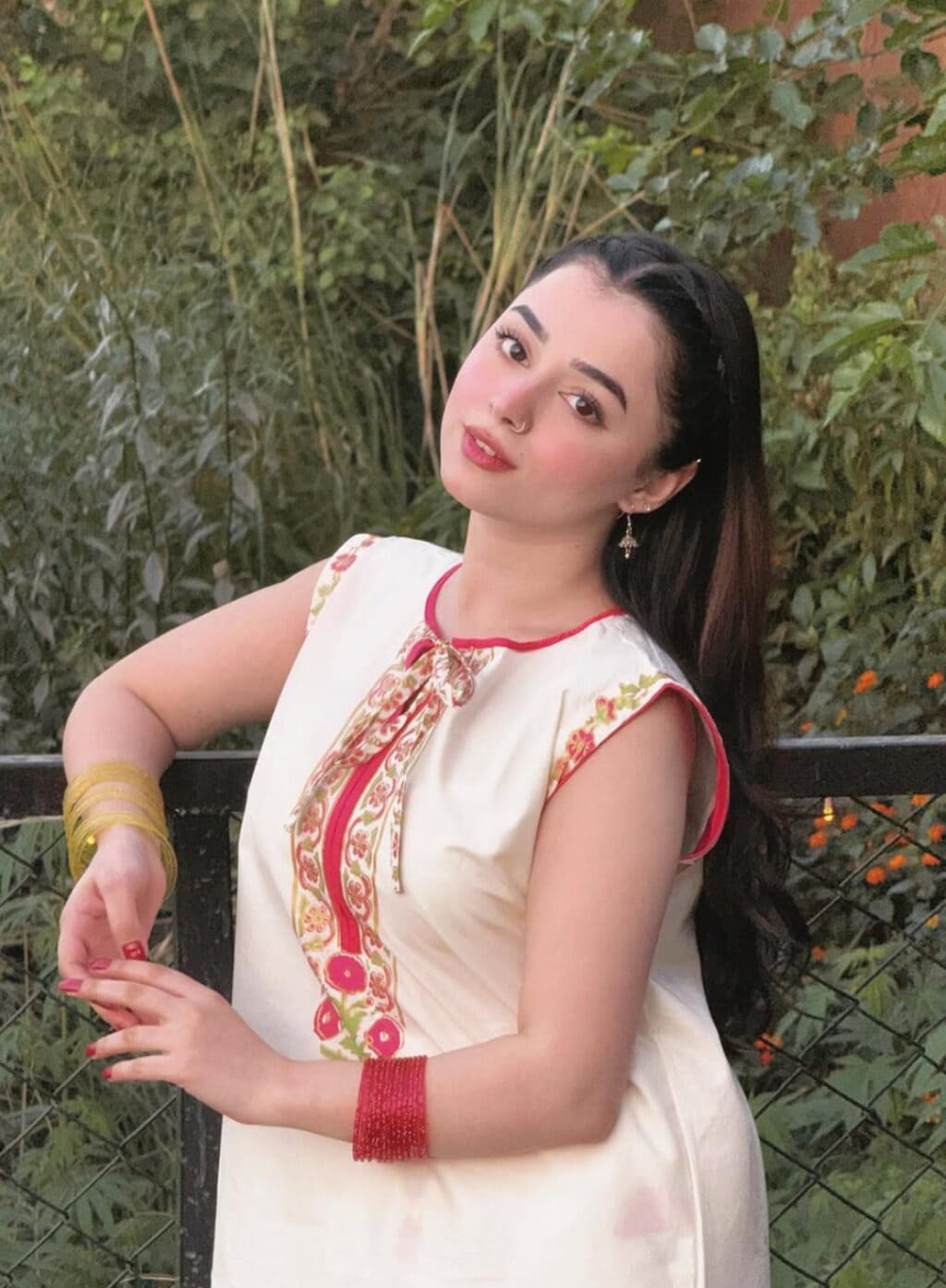 زنجیرین سے شیریں کون ہے؟ زنجیریں سے شیریں کون ہے؟