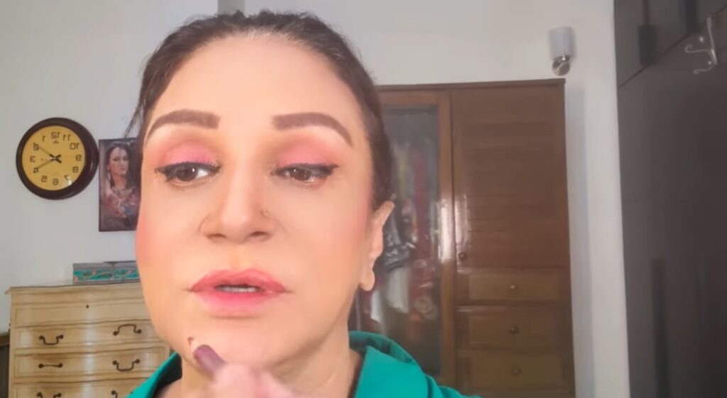 بشریٰ انصاری اپنے ہونٹ بھرنے والوں کے بارے میں ایماندار ہو جاتی ہیں۔ بشریٰ انصاری اپنے ہونٹ بھرنے والوں کے بارے میں ایماندار ہو جاتی ہیں۔