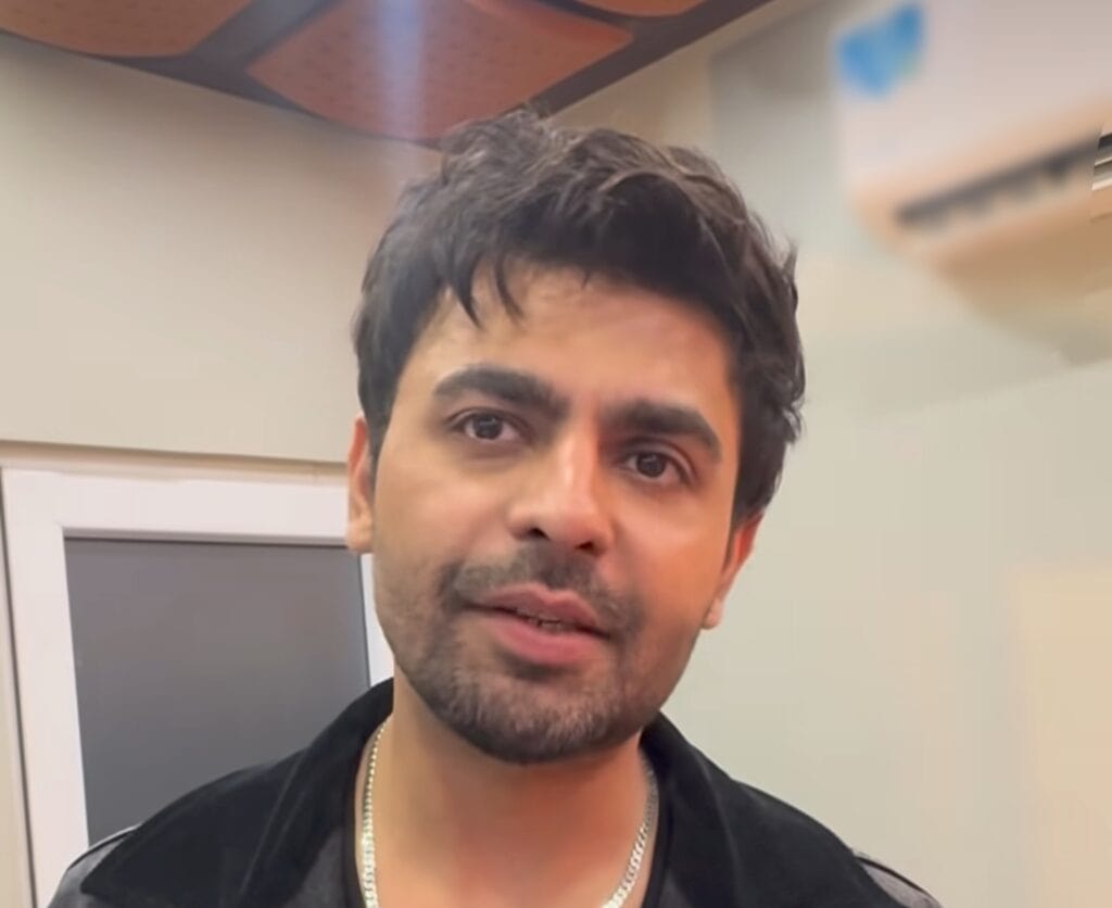 فرحان سعید مرحوم سائرہ رضا کے جذباتی طور پر شدید مناظر پرفارم کرتے ہوئے۔ فرحان سعید مرحوم سائرہ رضا کے جذباتی طور پر شدید مناظر پرفارم کرتے ہوئے۔