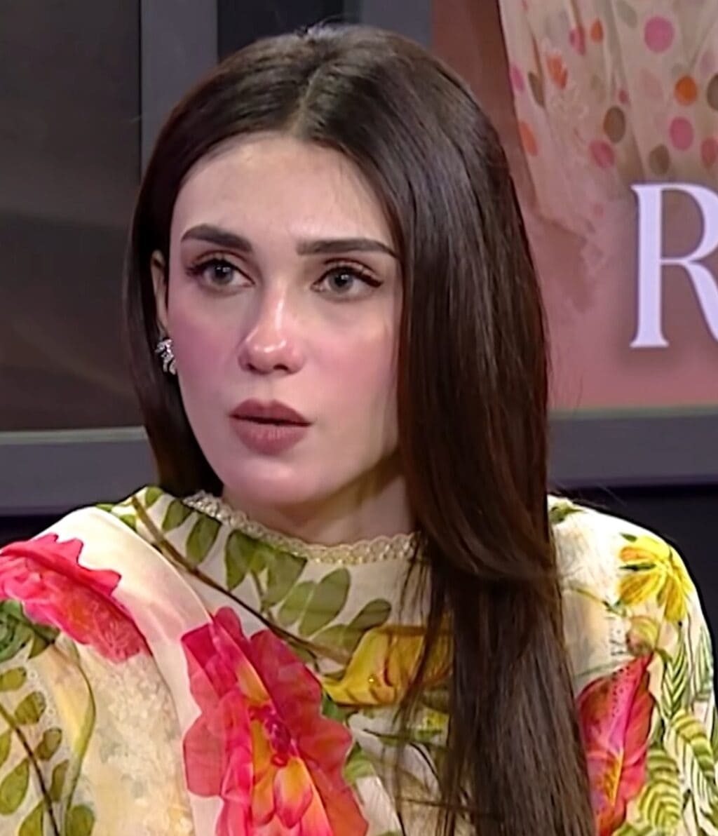 حنا طارق اپنے معمولی لباس اور ڈرامے کے مناظر پر حنا طارق اپنے معمولی لباس اور ڈرامے کے مناظر پر
