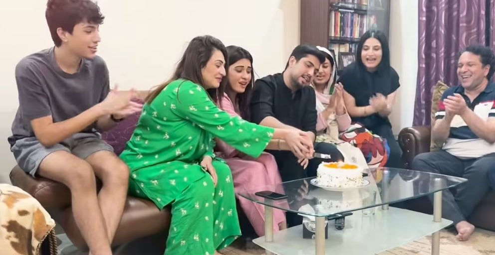 اقرار الحسن کی بیویوں کے ساتھ خاندانی جشن کا ردعمل
