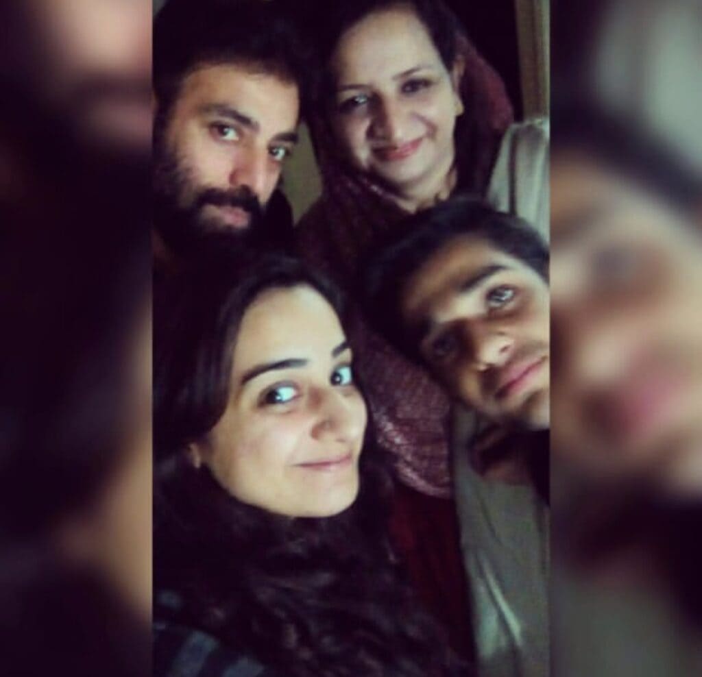 لیفٹیننٹ طحہ عباسی شہید کی بہن کی دل دہلا دینے والی یادیں مداحوں کو ہلا کر رکھ دیتی ہیں۔
