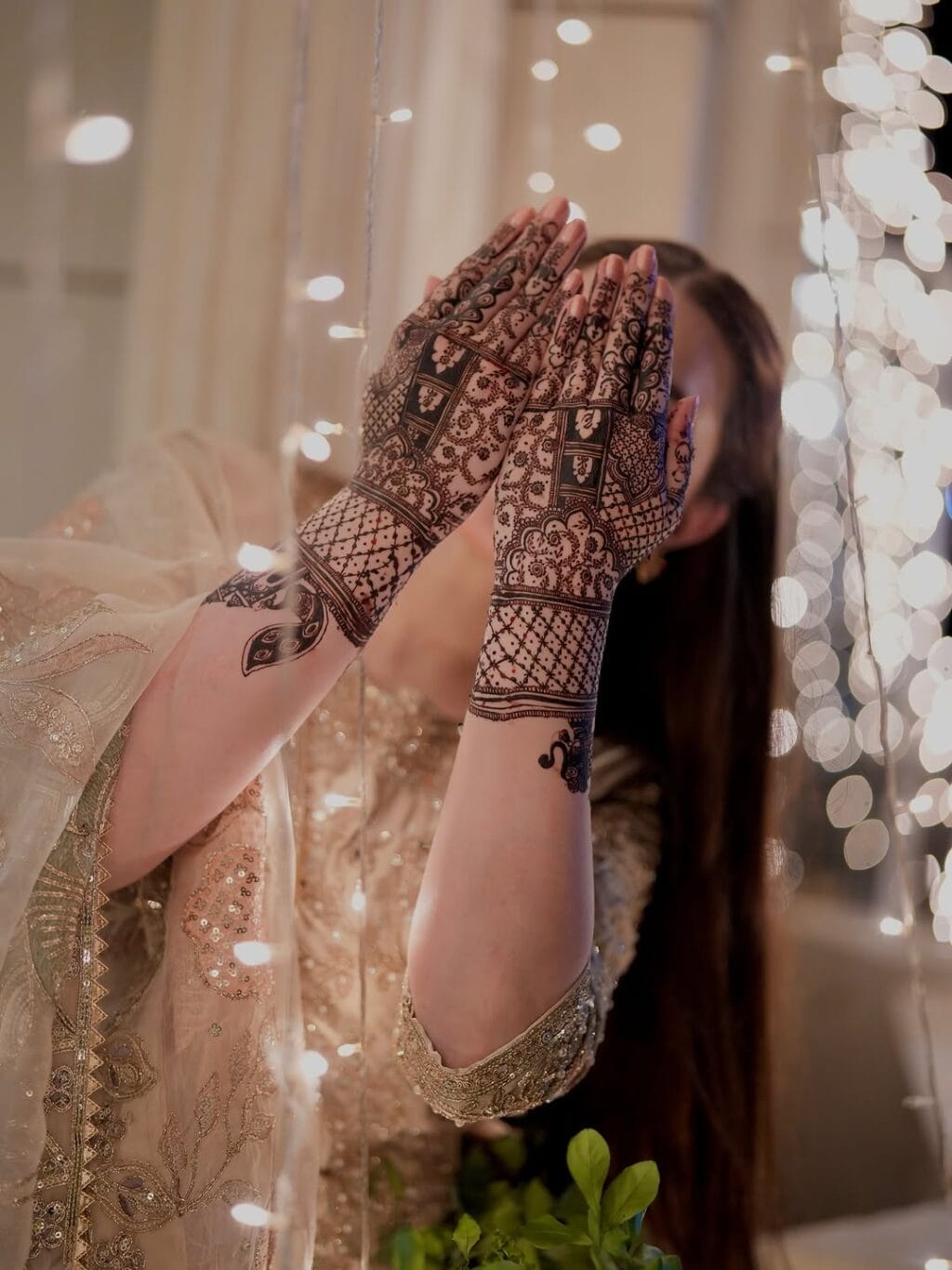 مہندی لگائی تقریب سے مومنہ اقبال ایچ ڈی پکچرز