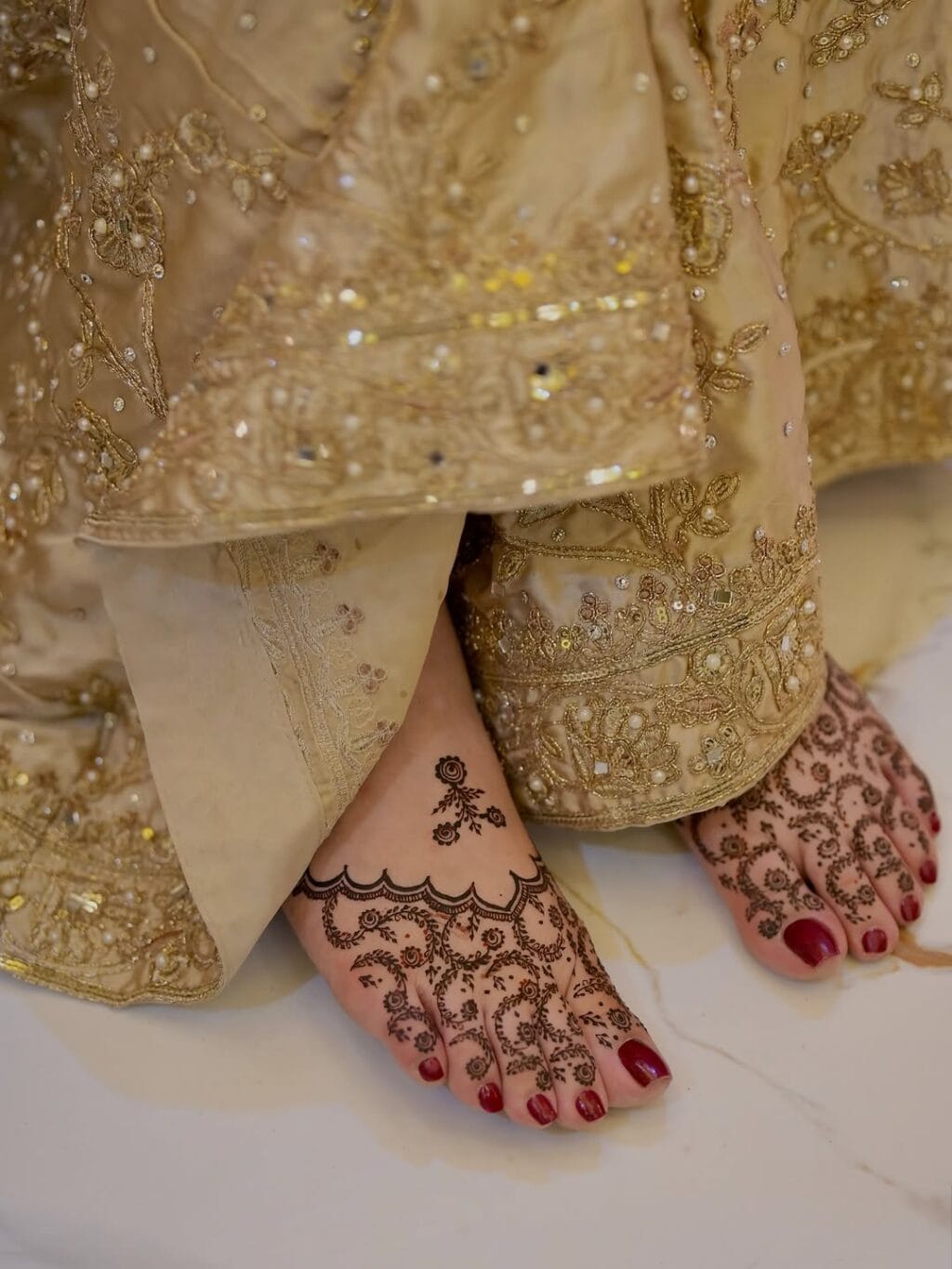 مہندی لگائی تقریب سے مومنہ اقبال ایچ ڈی پکچرز