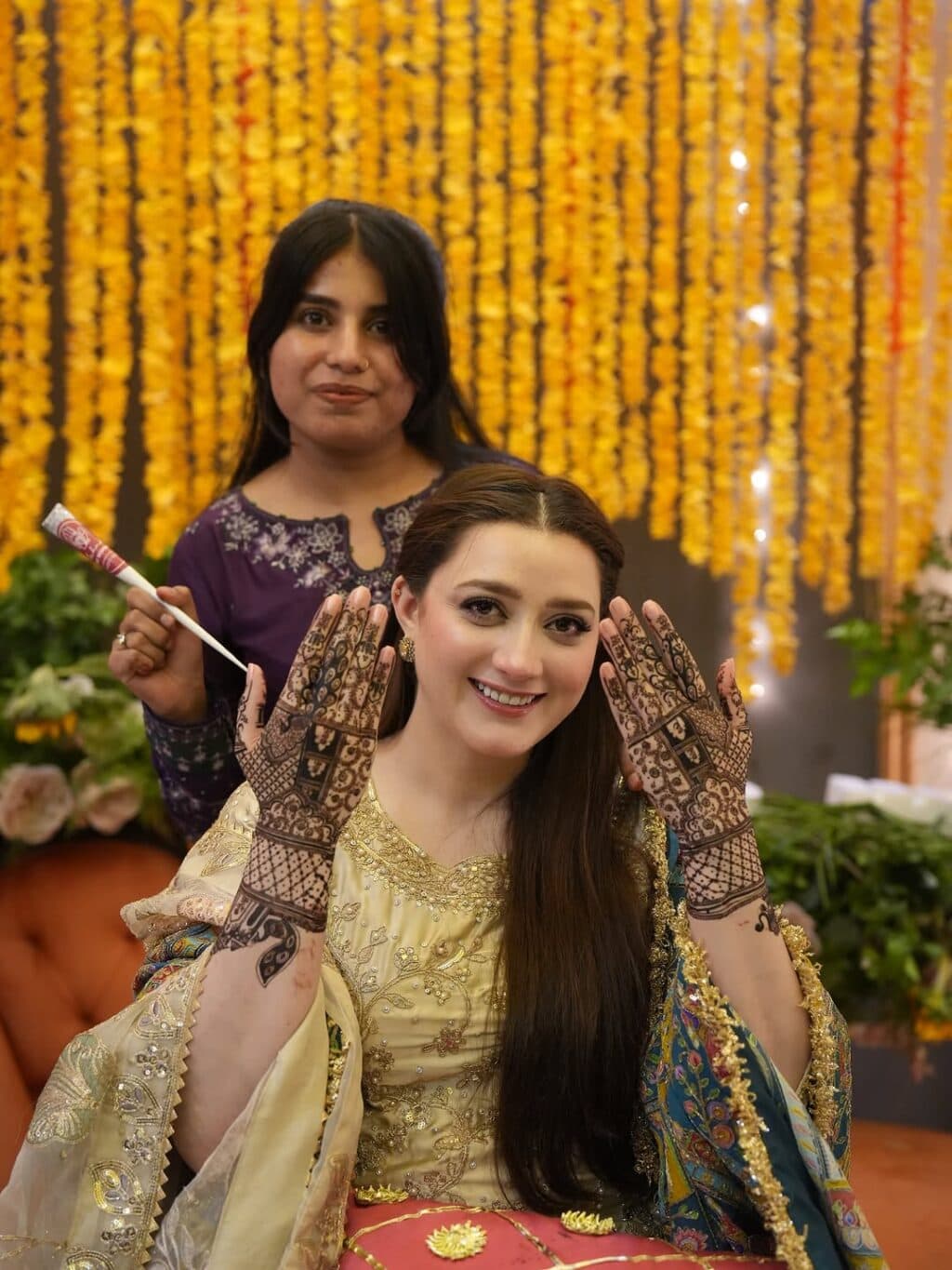 مہندی لگائی تقریب سے مومنہ اقبال ایچ ڈی پکچرز