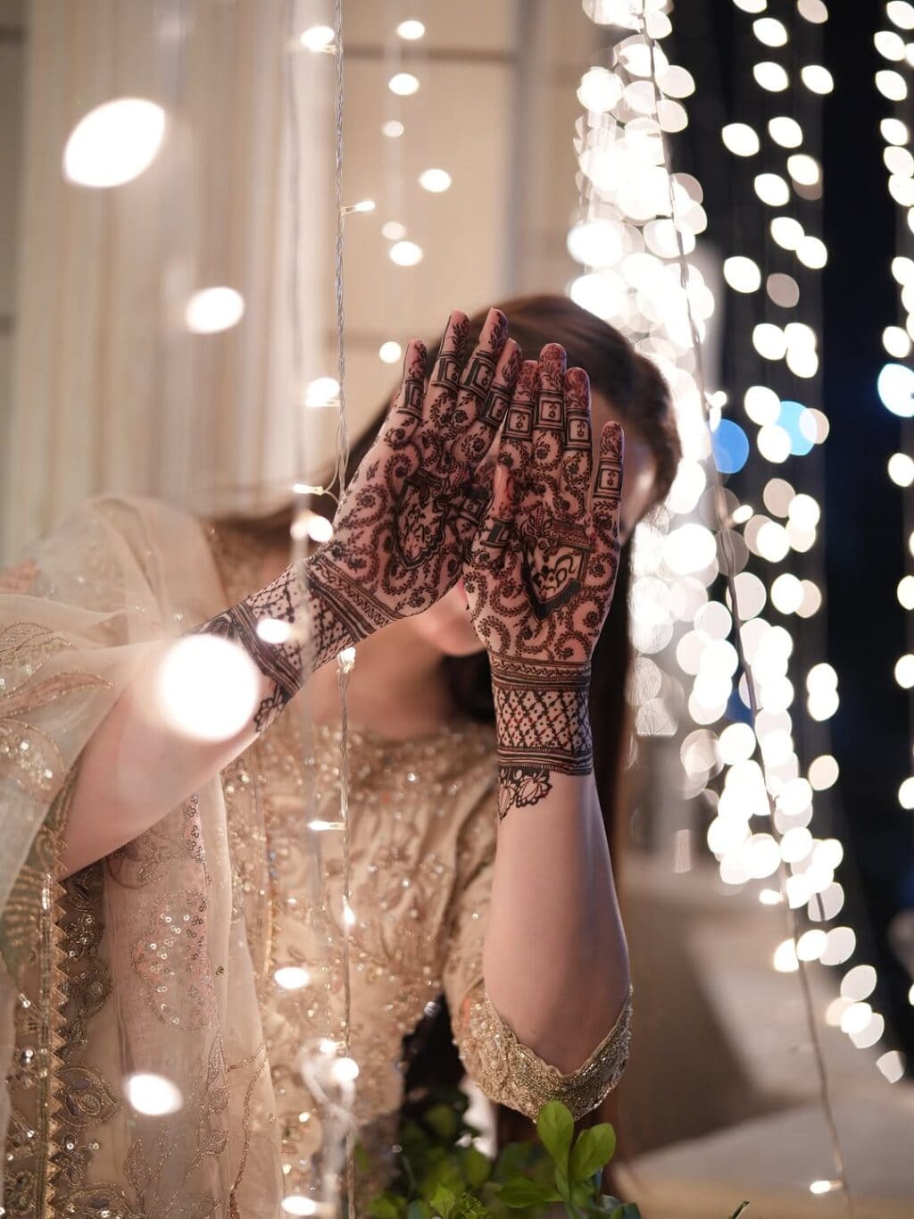 مہندی لگائی تقریب سے مومنہ اقبال ایچ ڈی پکچرز