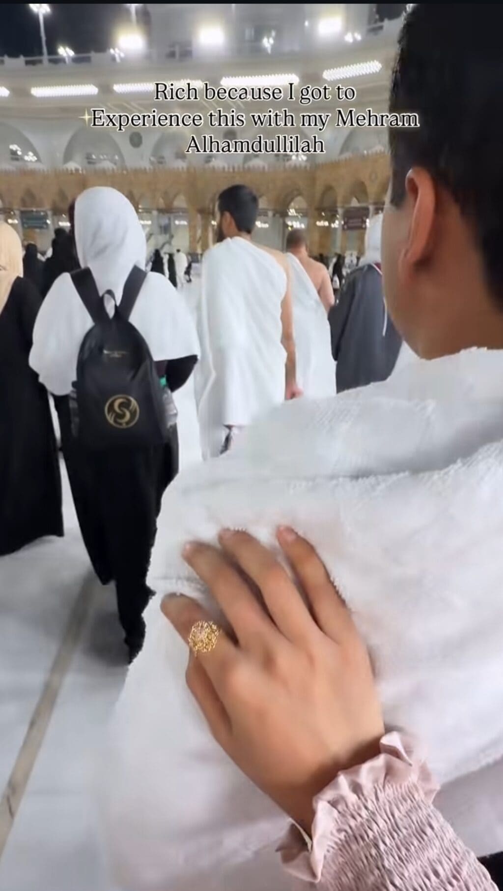 نمرہ خان شوہر کے ساتھ عمرہ کرتے ہوئے جذباتی ہوگئیں۔