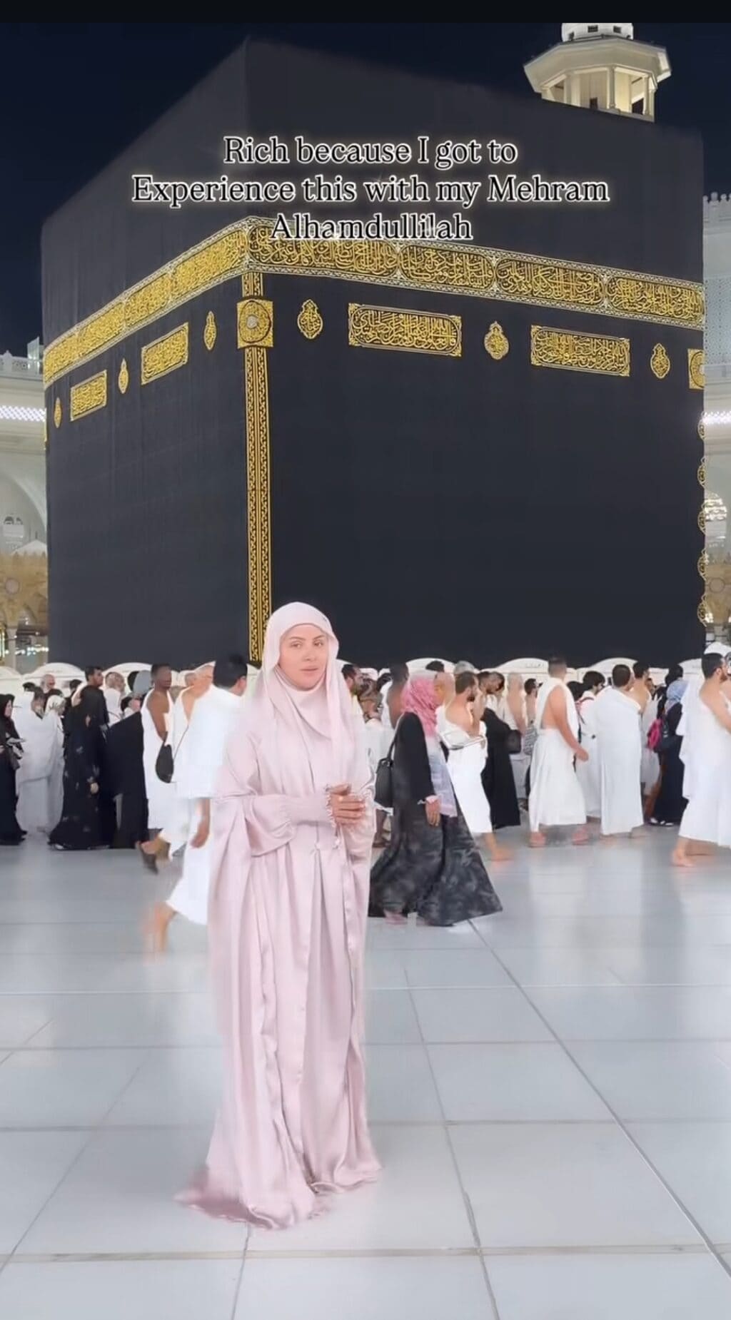 نمرہ خان شوہر کے ساتھ عمرہ کرتے ہوئے جذباتی ہوگئیں۔