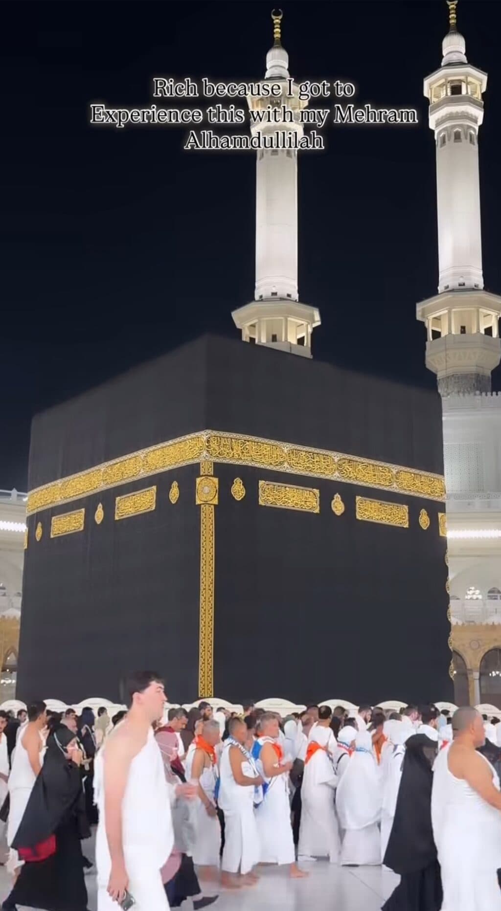 نمرہ خان شوہر کے ساتھ عمرہ کرتے ہوئے جذباتی ہوگئیں۔