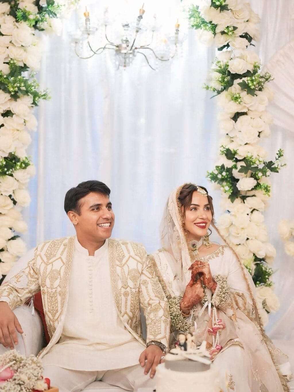 نمرہ خان شوہر کے ساتھ عمرہ کرتے ہوئے جذباتی ہوگئیں۔