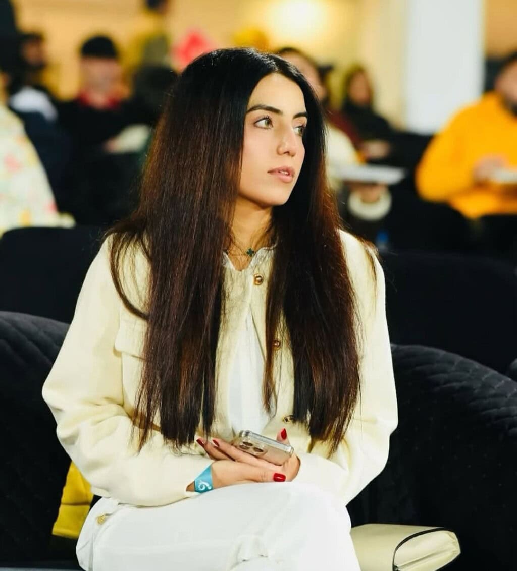 عماد وسیم کی مبینہ گرل فرینڈ نائلہ راجہ نے ثانیہ اشفاق کو برا بھلا کہا