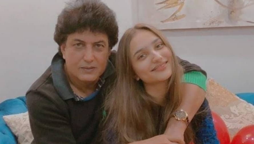 صبا قمر کے بارے میں والد کے بیان کے بعد خلیل الرحمان کی بیٹی تنقید کی زد میں