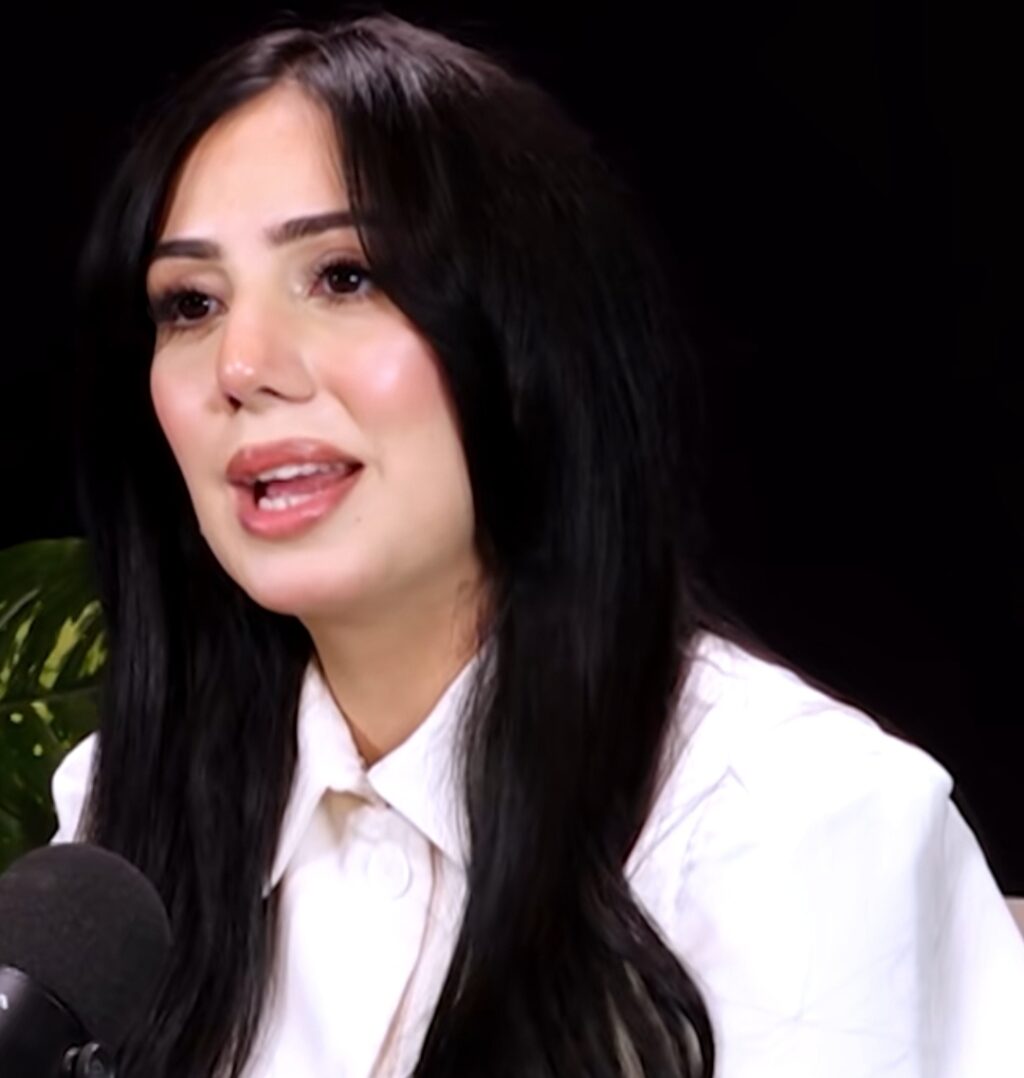 تماشا فیم کنول فاروق کی دبئی میں شاہانہ زندگی نے بحث چھیڑ دی۔