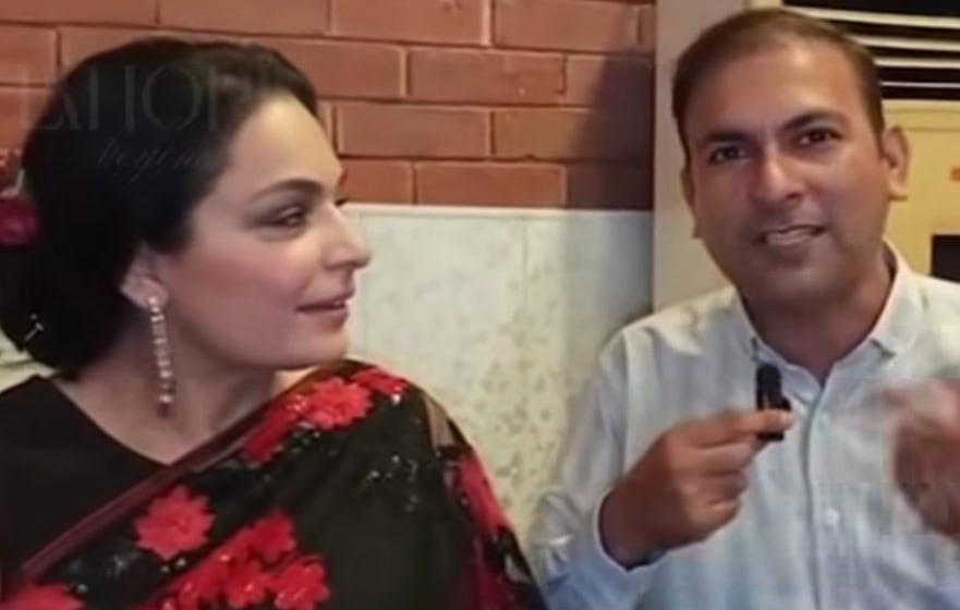 رپورٹر کی توہین کے بعد میرا پریشان ہو گئی۔ رپورٹر کی توہین کے بعد میرا پریشان ہو گئی۔