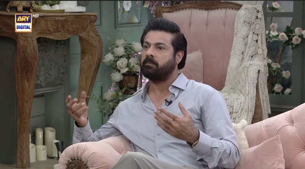 سہیل سمیر کا کہنا ہے کہ لڑکیوں کو اپنے والدین سے شوہروں کو الگ کرنے کی تربیت دی جاتی ہے۔ سہیل سمیر کا کہنا ہے کہ لڑکیوں کو اپنے والدین سے شوہروں کو الگ کرنے کی تربیت دی جاتی ہے۔