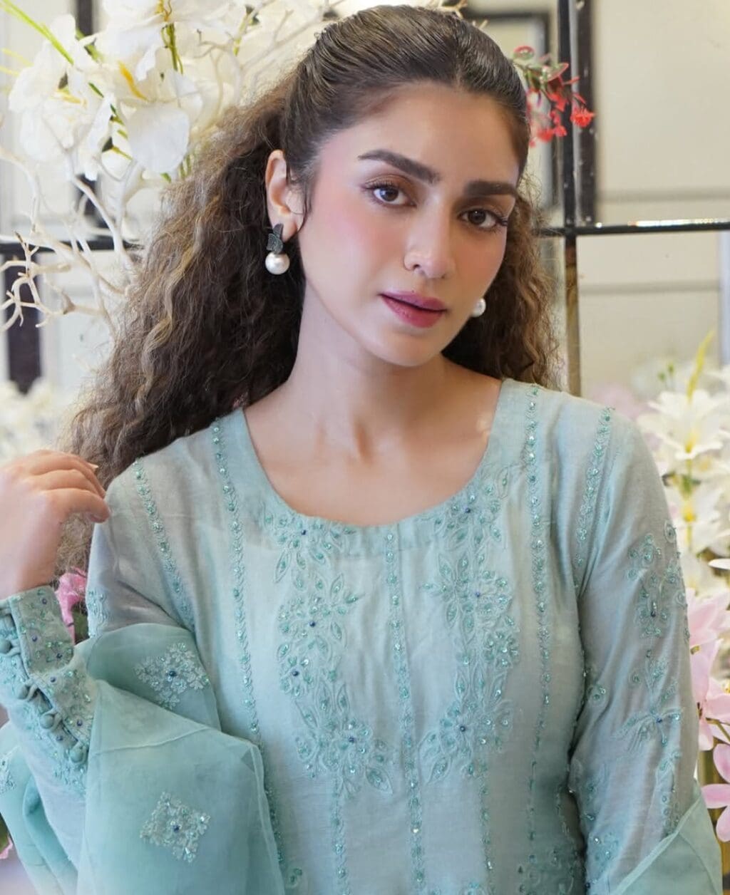 ہاجرہ یامین نے اپنے عمرہ کا تجربہ مداحوں کے ساتھ شیئر کیا۔ ہاجرہ یامین نے اپنے عمرہ کا تجربہ مداحوں کے ساتھ شیئر کیا۔