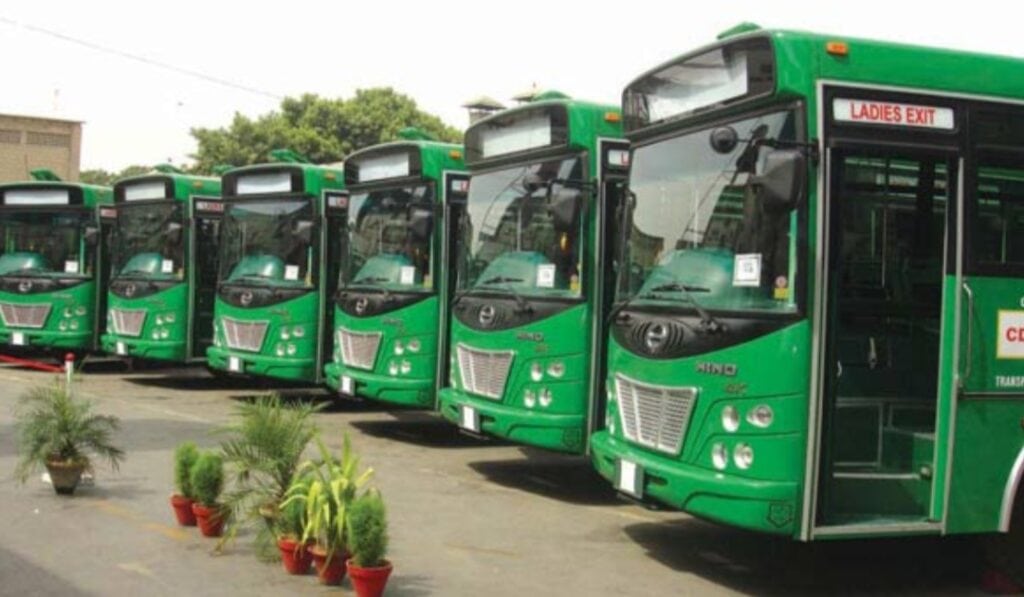 گرین بسیں یا روزگار؟ ثانیہ سعید نے کراچی کے لیے آواز اٹھائی