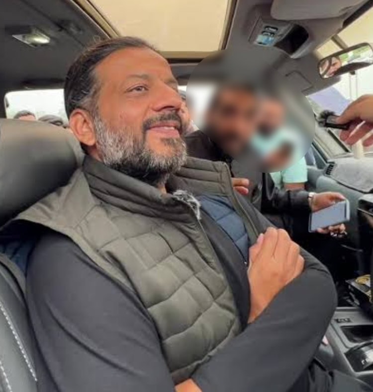 سنیل منج کو اپنے دستخط شدہ فٹ بال دینے پر ٹرول کیا گیا۔