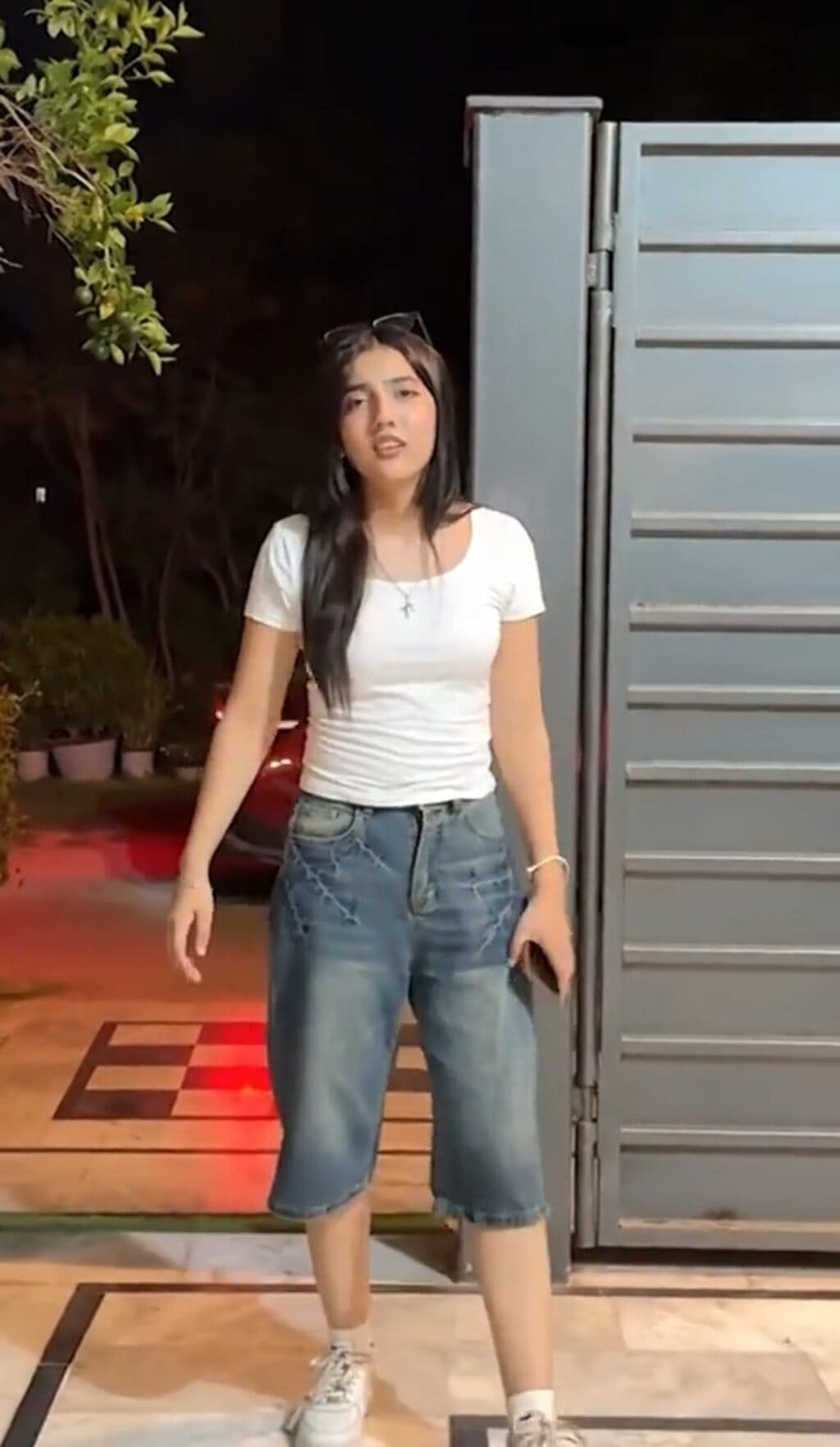 زینب فیصل کو بولڈ اور ٹیکی لباس پر ردعمل کا سامنا کرنا پڑا
