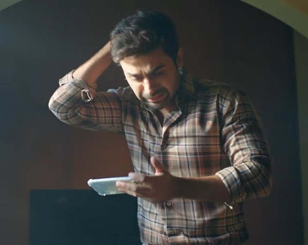 فرحان سعید مرحوم سائرہ رضا کے جذباتی طور پر شدید مناظر پرفارم کرتے ہوئے۔ فرحان سعید مرحوم سائرہ رضا کے جذباتی طور پر شدید مناظر پرفارم کرتے ہوئے۔