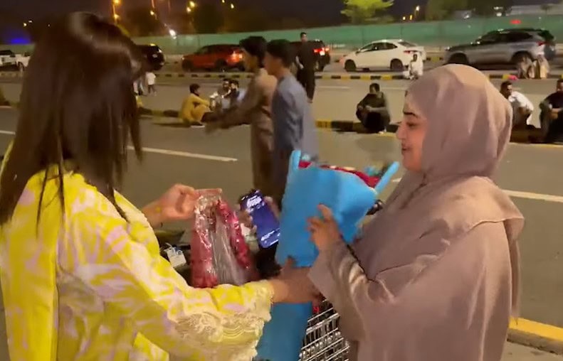 عروسہ اقرار کی طرف سے فرح اقرار الحسن حج سرپرائز