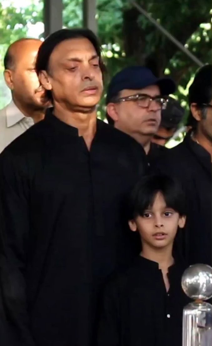 شعیب اختر بھائی کے جنازے میں بیٹے کے ساتھ جذباتی