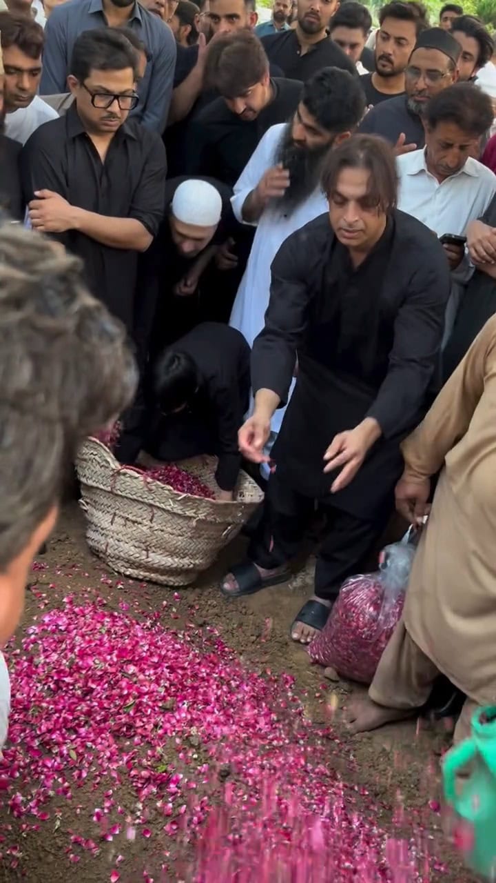 شعیب اختر بھائی کے جنازے میں بیٹے کے ساتھ جذباتی