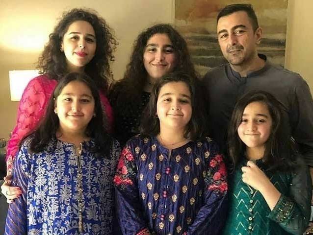 شان شاہد کی اہلیہ آمنہ بندے انہیں شوہر اور والد کا درجہ دیتی ہیں۔ شان شاہد کی اہلیہ آمنہ بندے انہیں شوہر اور والد کا درجہ دیتی ہیں۔