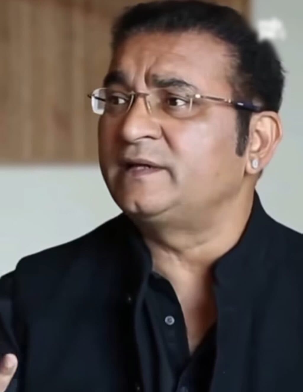 مشی خان نے بھارتی گلوکار ابھیجیت کو پاکستانی فنکاروں سے نفرت کرنے پر سکول بھیج دیا۔
