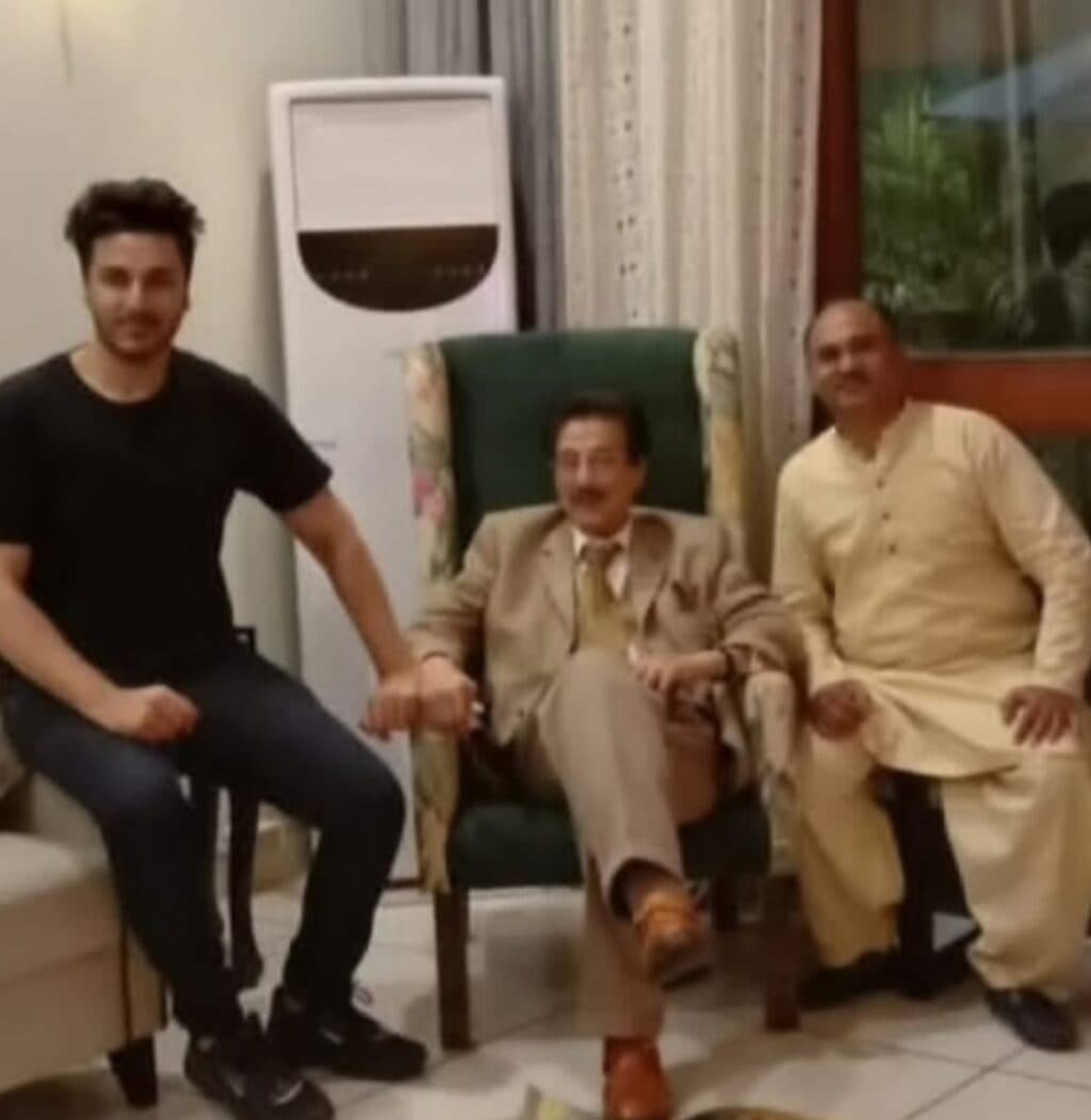 احسن خان کے والد انتقال کرگئے۔