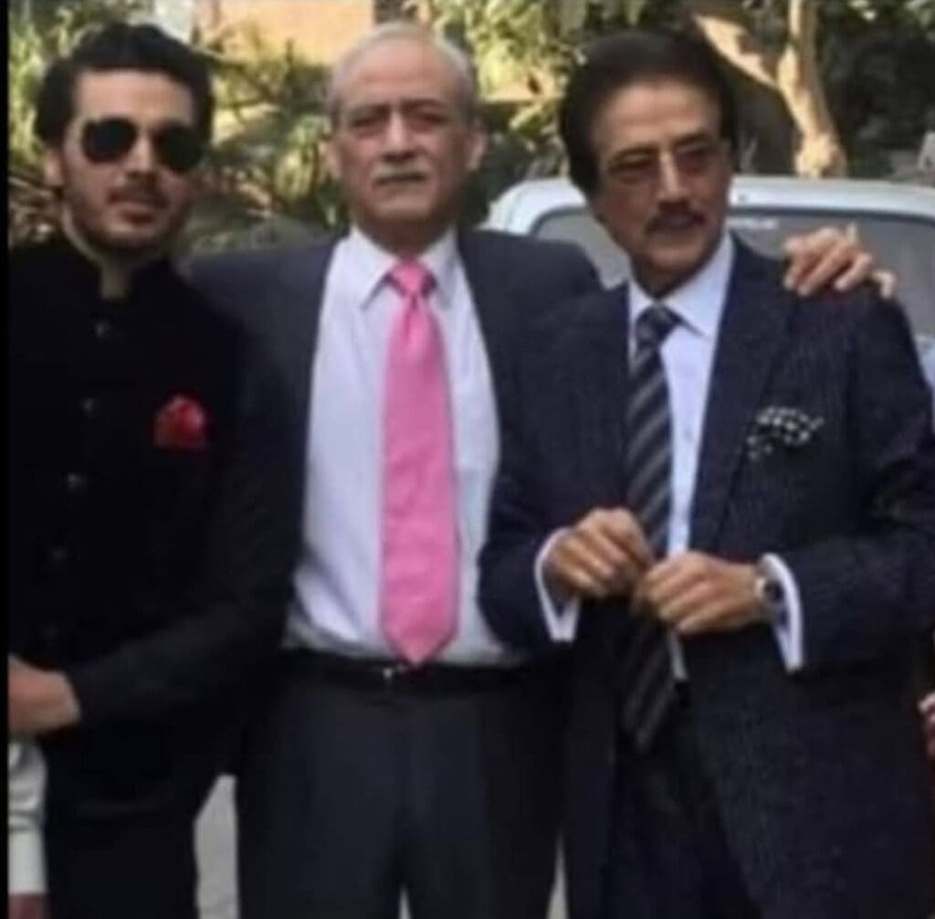 احسن خان کے والد انتقال کرگئے۔