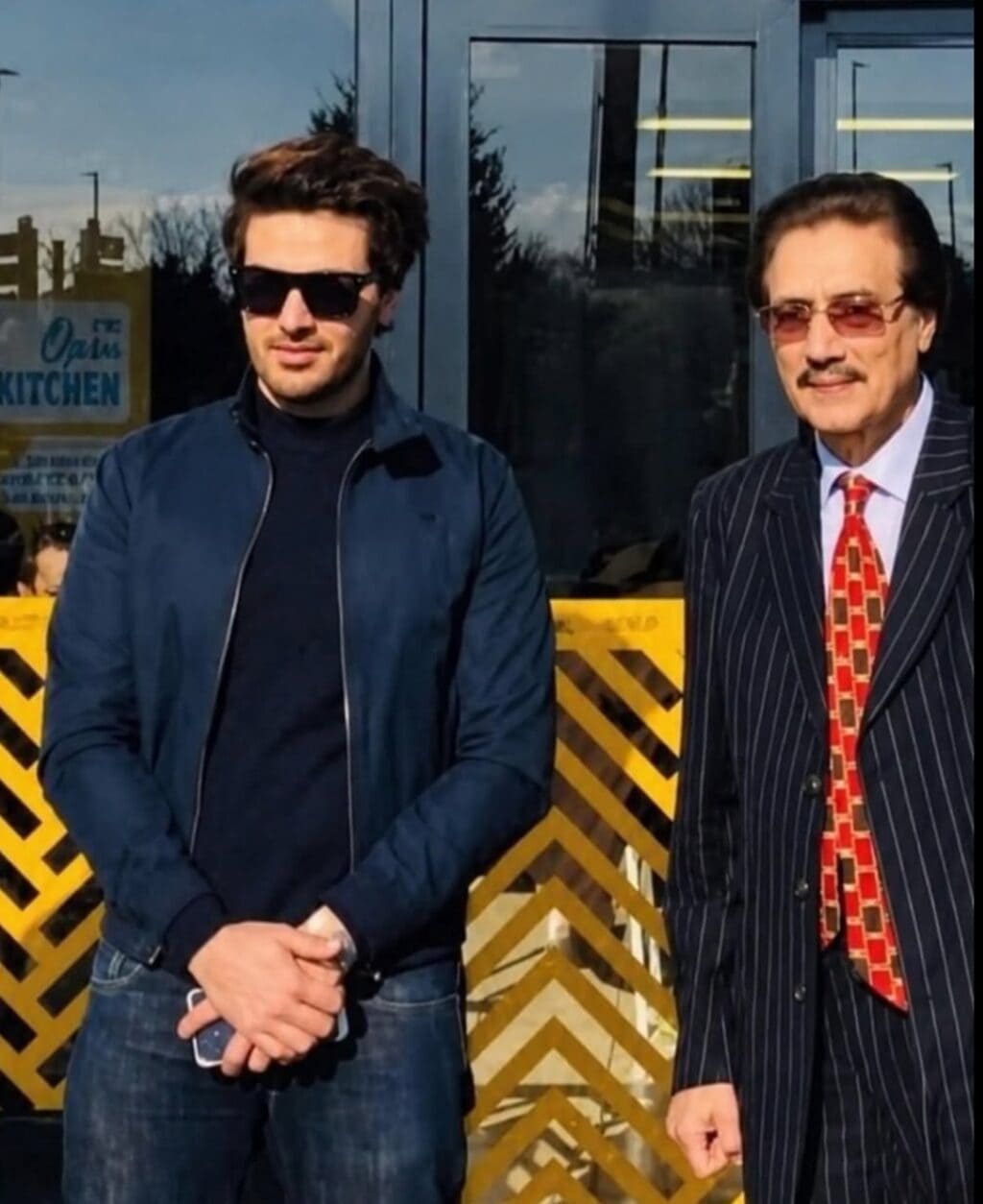 احسن خان کے والد انتقال کرگئے۔