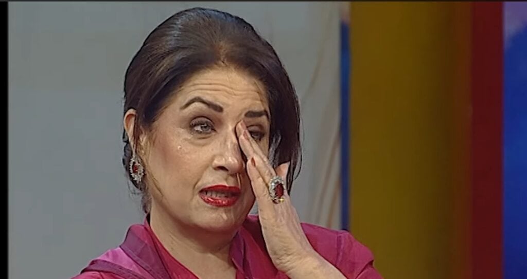 عتیقہ اوڈھو اپنے قریب کسی کو یاد کر کے رو پڑی۔ عتیقہ اوڈھو اپنے قریب کسی کو یاد کر کے رو پڑی۔