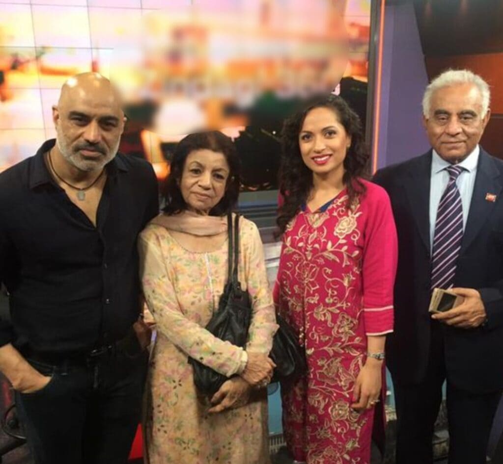 فاران طاہر کی والدہ کو ان کی پہلی برسی پر جذباتی خراج عقیدت فاران طاہر کی والدہ کو ان کی پہلی برسی پر جذباتی خراج عقیدت