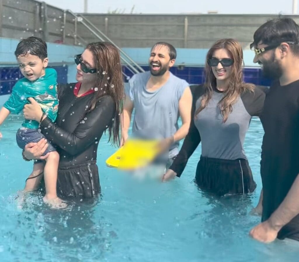 جنت مرزا اور فیملی کی پول ویڈیو کو ردعمل کا سامنا کرنا پڑا جنت مرزا اور فیملی کی پول ویڈیو کو ردعمل کا سامنا کرنا پڑا