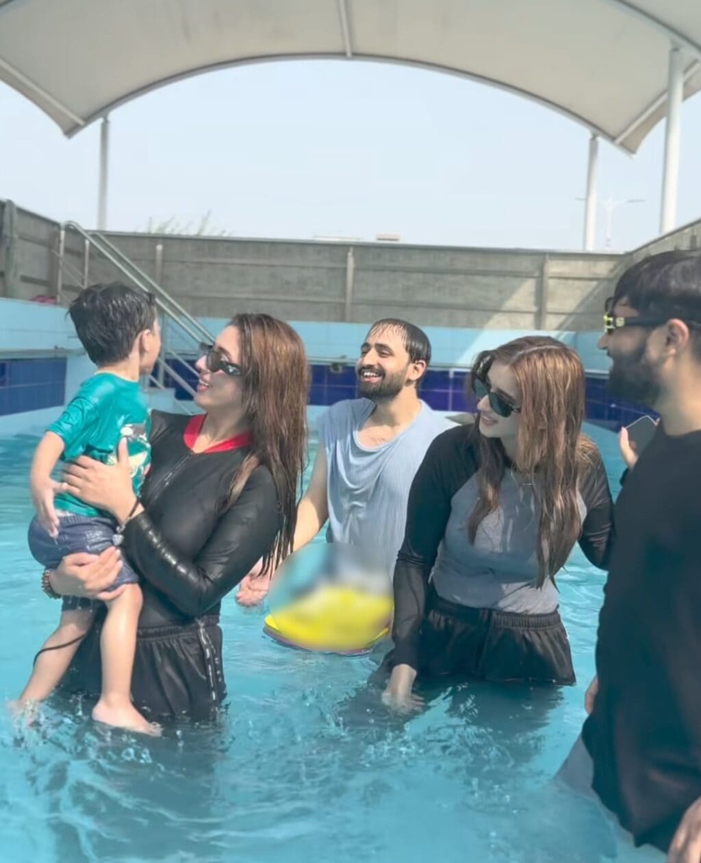 جنت مرزا اور فیملی کی پول ویڈیو کو ردعمل کا سامنا کرنا پڑا جنت مرزا اور فیملی کی پول ویڈیو کو ردعمل کا سامنا کرنا پڑا