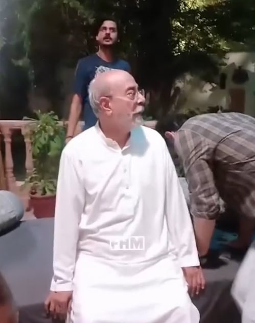 سلمان شاہد کا دعویٰ ہے کہ بزرگ بھی نوجوانوں کو تنگ کرتے ہیں۔ سلمان شاہد کا دعویٰ ہے کہ بزرگ بھی نوجوانوں کو تنگ کرتے ہیں۔