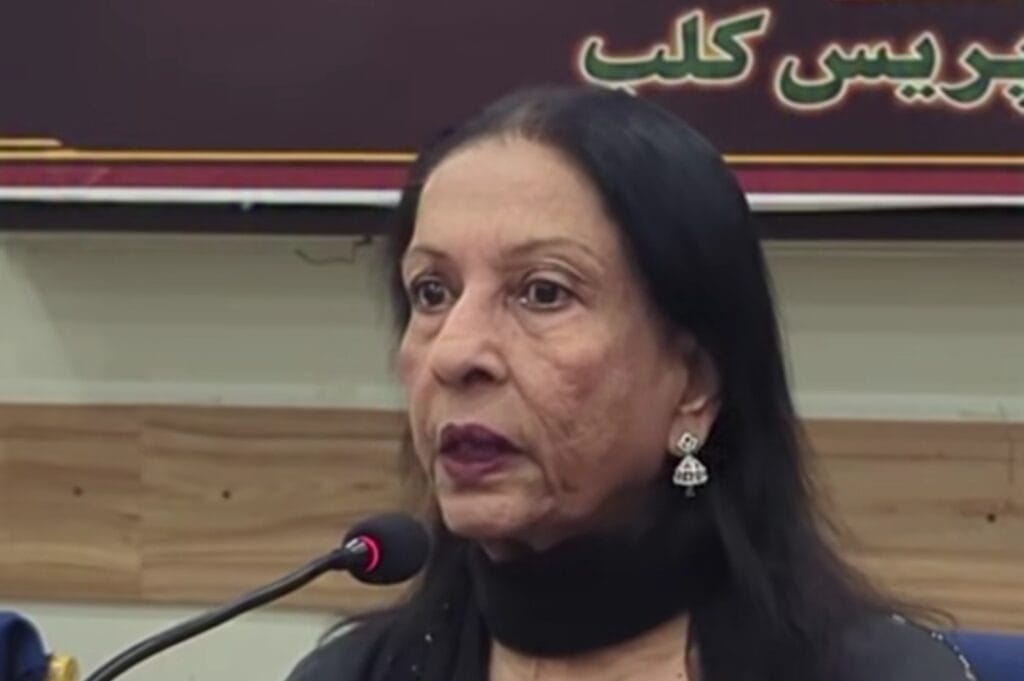 نیلوفر عباسی کا کہنا ہے کہ کاسمیٹک طریقہ کار انفرادیت کو مٹا دیتا ہے۔