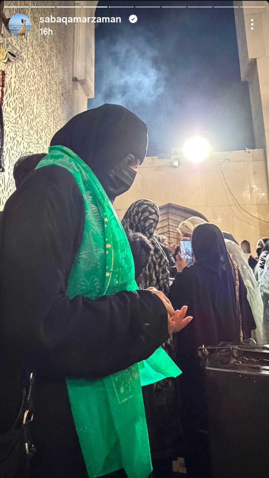 صبا قمر کا مزار پر حاضری پر شدید ردعمل صبا قمر کا مزار پر حاضری پر شدید ردعمل