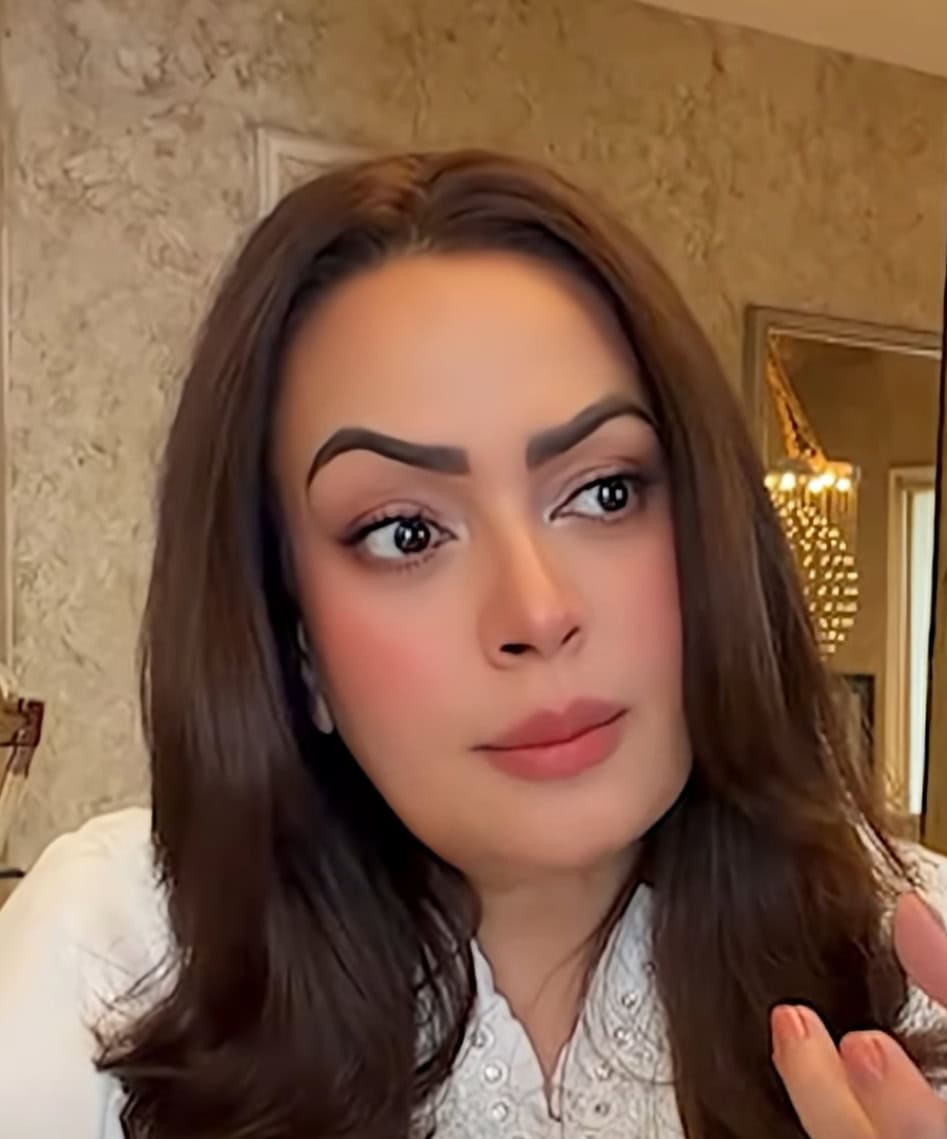 سعدیہ امام کی بھنوؤں کی لفٹ نے آن لائن ردعمل کو جنم دیا۔