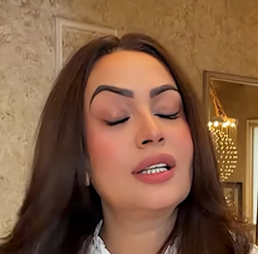 سعدیہ امام کی بھنوؤں کی لفٹ نے آن لائن ردعمل کو جنم دیا۔