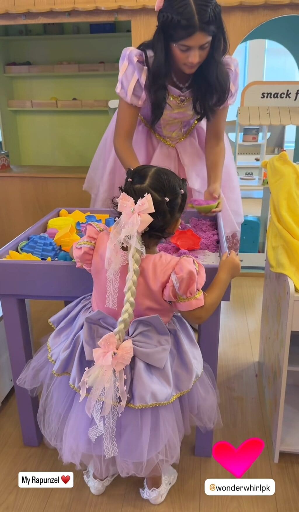 صنم جنگ بیٹی کی دوسری سالگرہ کی تقریبات صنم جنگ بیٹی کی دوسری سالگرہ کی تقریبات