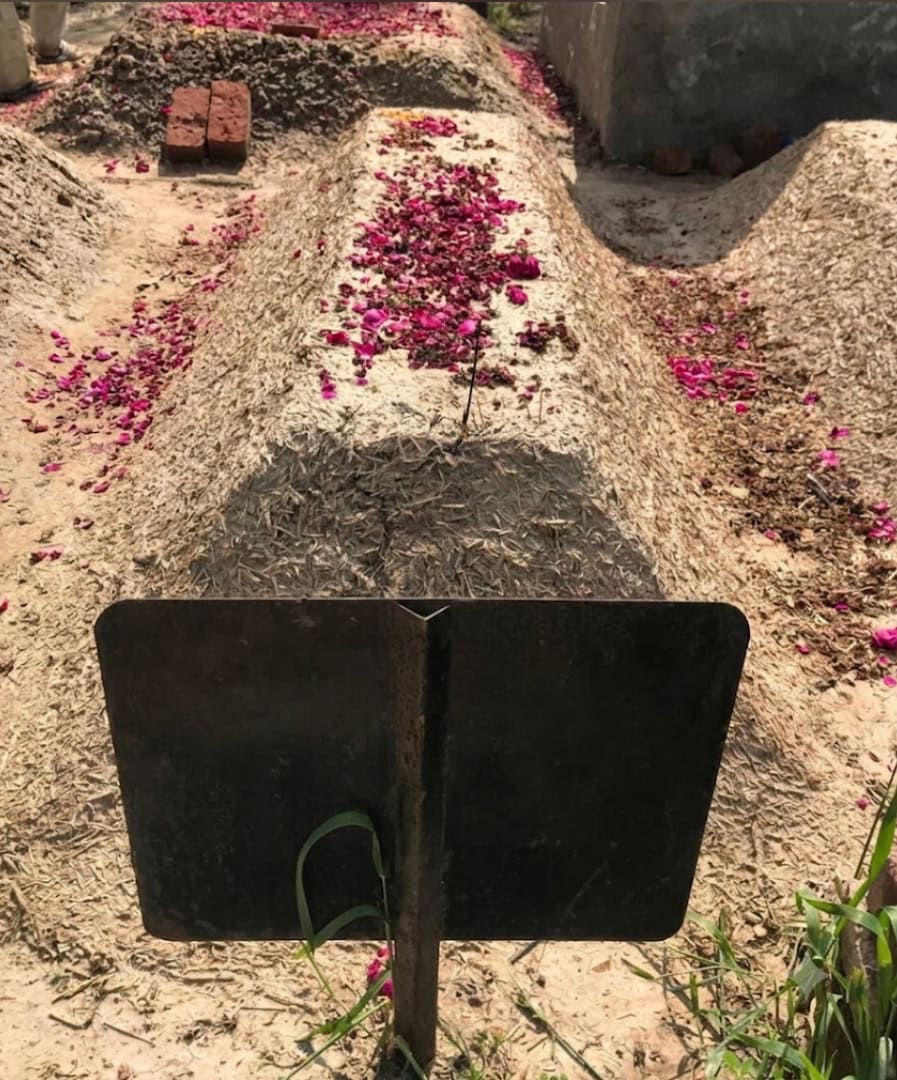 عطا اللہ خان عیسیٰ خیلوی کی تدفین کے منصوبے پر بحث چھڑ گئی۔ عطا اللہ خان عیسیٰ خیلوی کی تدفین کے منصوبے پر بحث چھڑ گئی۔